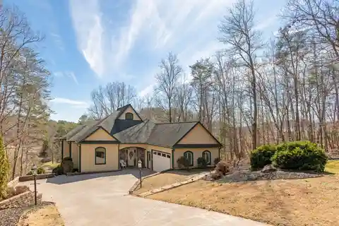 Expansive Open Plan Home in Rumbling Bald