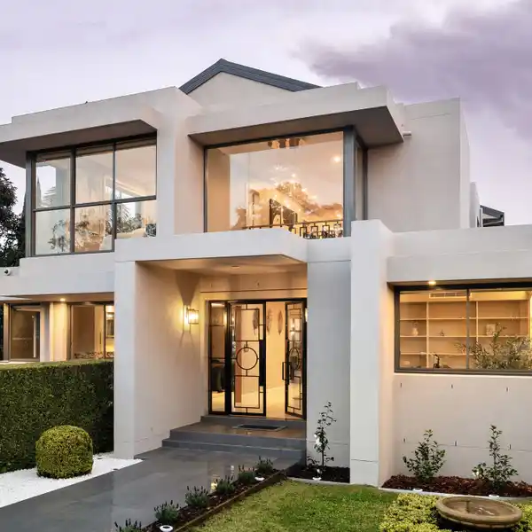 IMPECCABLE MODERN RESIDENCE