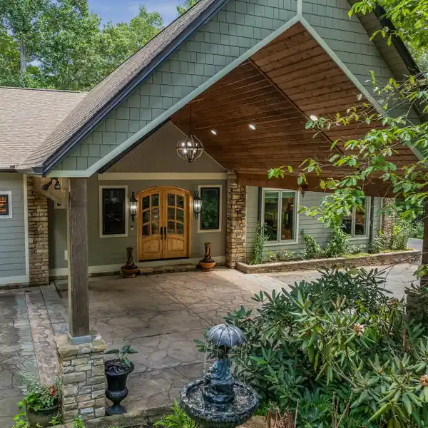 ARTISAN RETREAT WITH FOREST VIEWS