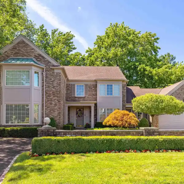 GRACIOUS COLONIAL IN PRESTIGIOUS ROSE TERRACE