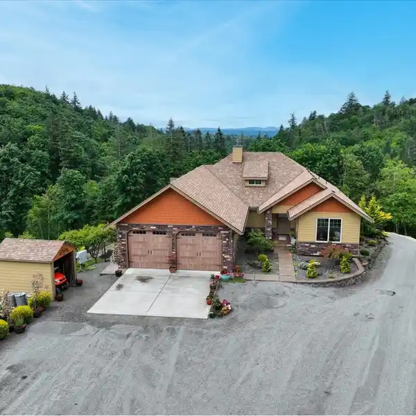 EFFICIENT COUNTRY OASIS WITH STUNNING LANDSCAPING