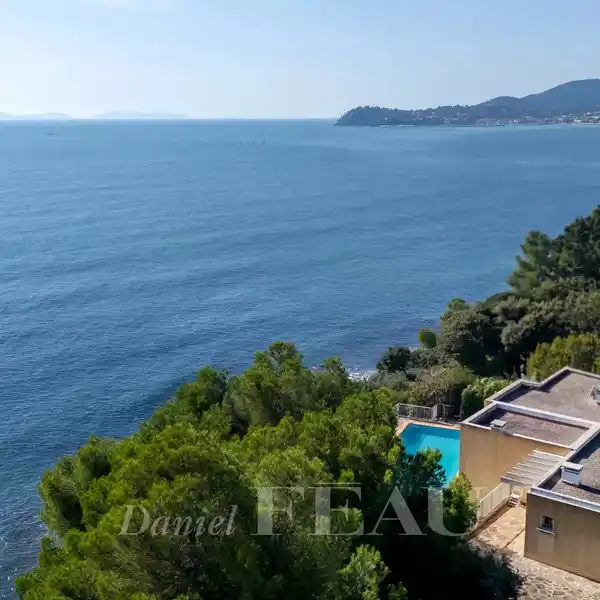 HUGE OPPORTUNITY OVERLOOKING THE SEA