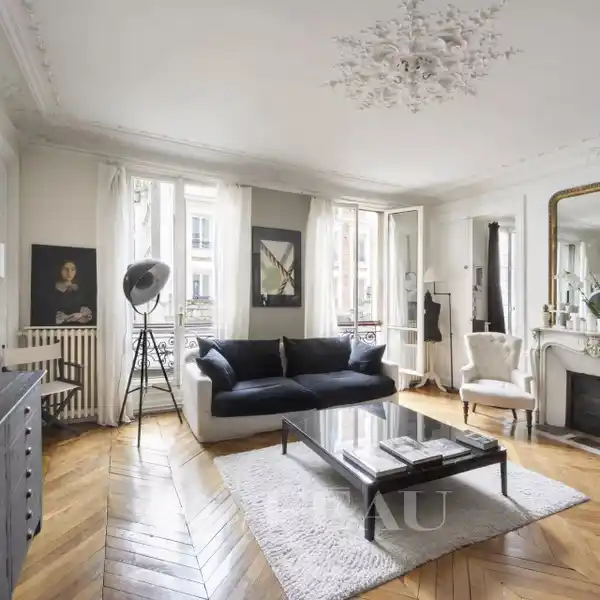 IMMACULATE APARTMENT OVERLOOKING COURTYARD