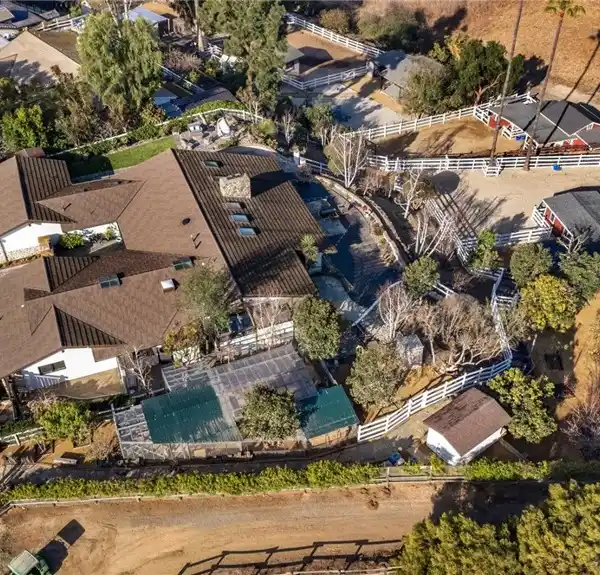 MODERN RANCH EQUESTRIAN ESTATE WITH GUEST HOUSE