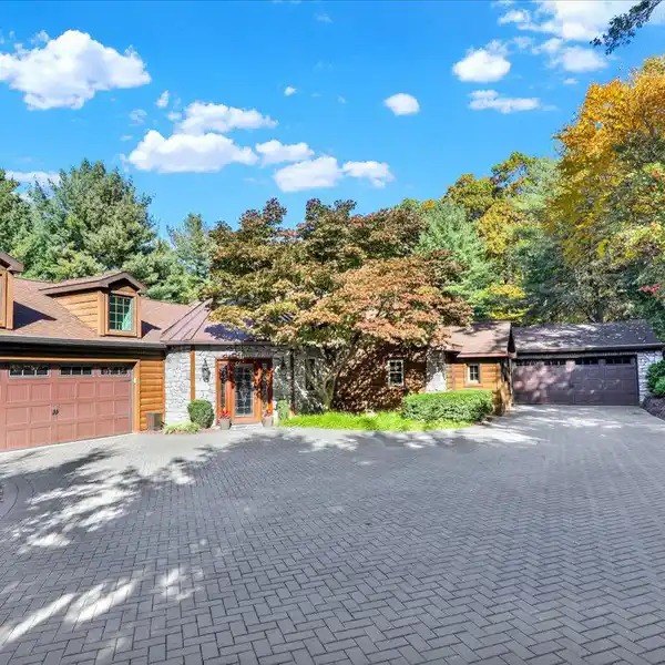 WELL-MAINTAINED RANCHER IN A PEACEFUL SETTING