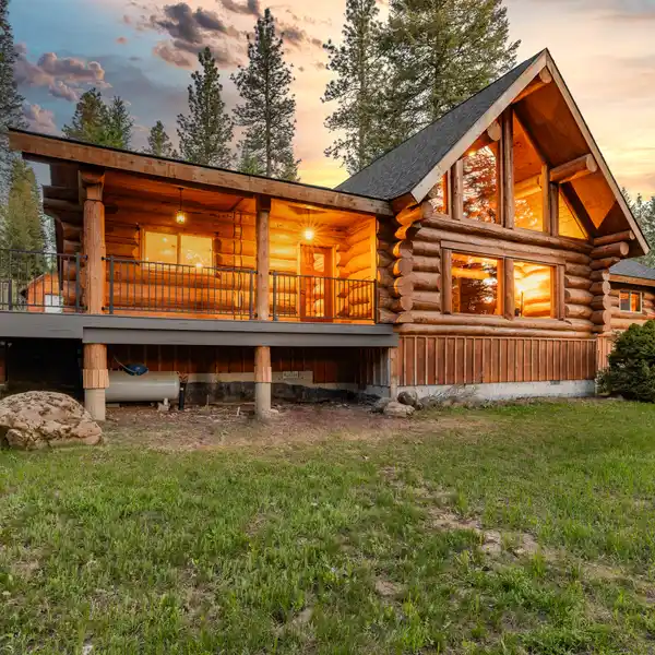 PRIVATE FOUR-ACRE LOG HOME RETREAT