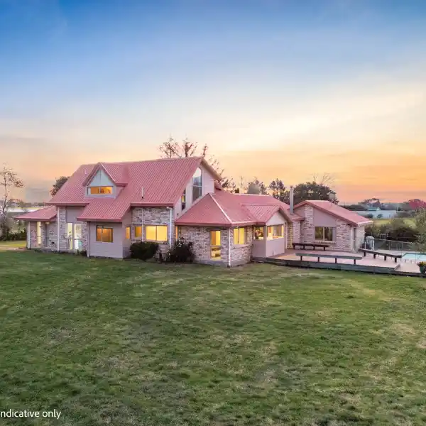 SPACIOUS PROPERTY OFFERING TWO HOMES AND OUTDOOR LIVING