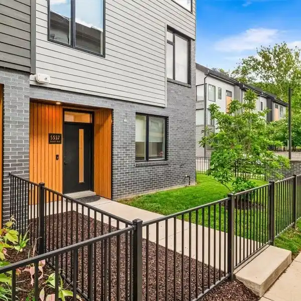 MODERN TOWNHOME LIVING WITH URBAN SOPHISTICATION