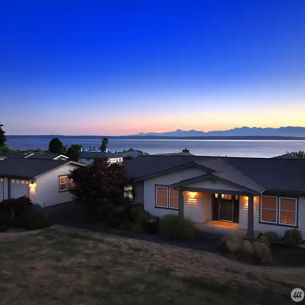 CASUALLY ELEGANT ONE-LEVEL HOME