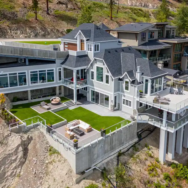 PRIVATE LAKEFRONT RETREAT