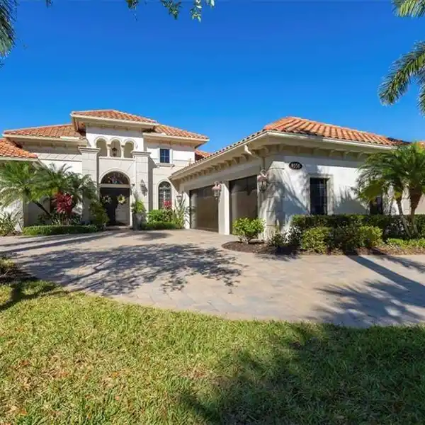 EXPERIENCE THE DREAM OF NAPLES LUXURY LIVING