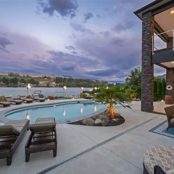 LUXURIOUS NO-BANK COLUMBIA RIVER RETREAT