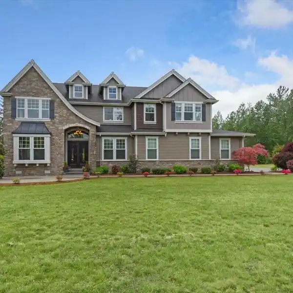GRAND HOME IN MEADOWS AT LAKE SAWYER