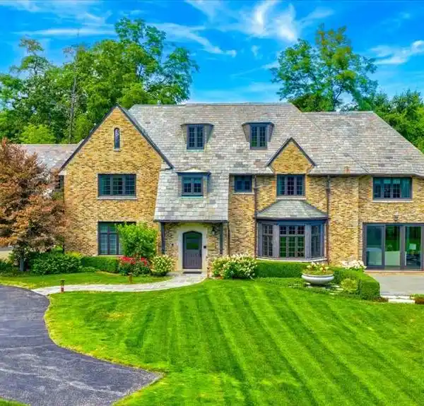 EXTRAORDINARY ESTATE WITH SWEEPING LAKE VIEWS