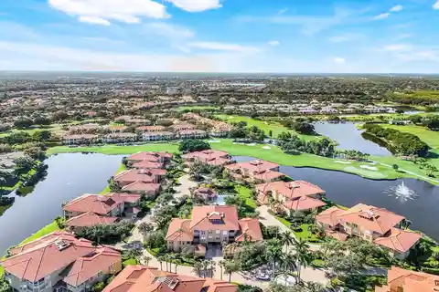 Wonderfully Appointed Home in Les Chateaux