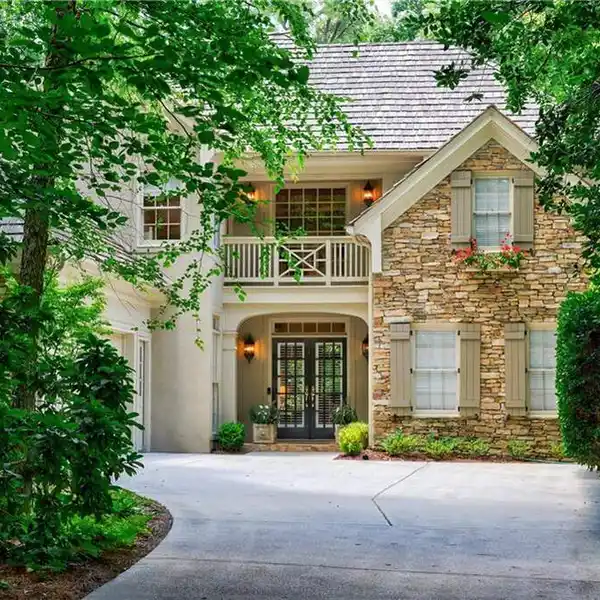 QUINTESSENTIAL MANOR HOME IN COUNTRY CLUB OF THE SOUTH