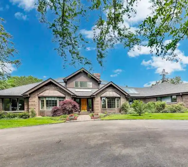 GORGEOUS RANCH WITH A FOUR-SEASON SOLARIUM