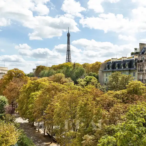 AIR-CONDITIONED APARTMENT IN PRESTIGIOUS STONE BUILDING