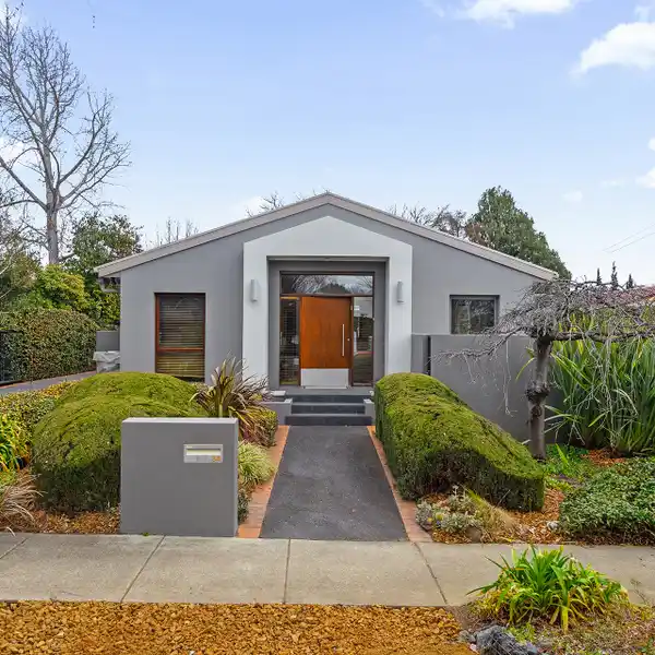 RENOVATED GRIFFITH HOME WITH SUN-FILLED INDOOR-OUTDOOR FLOW