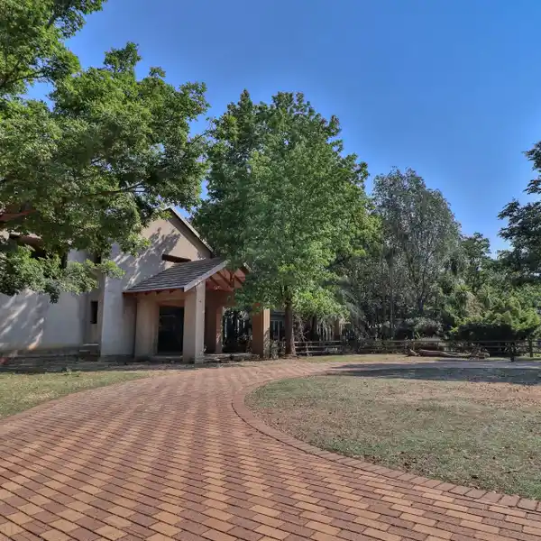 SPACIOUS ESTATE WITH SEPARATE GUEST COTTAGE