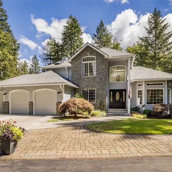 COMFORT AND TRANQUILITY ON NEARLY FIVE ACRES