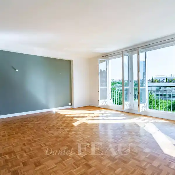 BRIGHT APARTMENT WITH AN OPEN VIEW