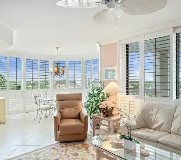 THOUGHTFULLY DESIGNED OPEN-PLAN END UNIT