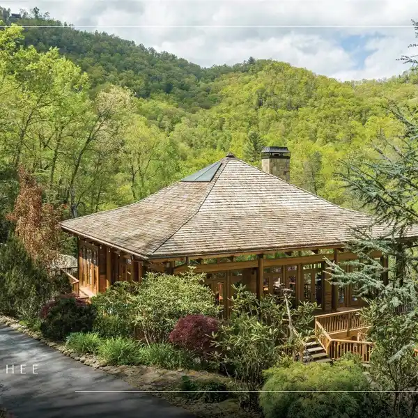 UNIQUE JAPANESE-STYLE MOUNTAIN GETAWAY