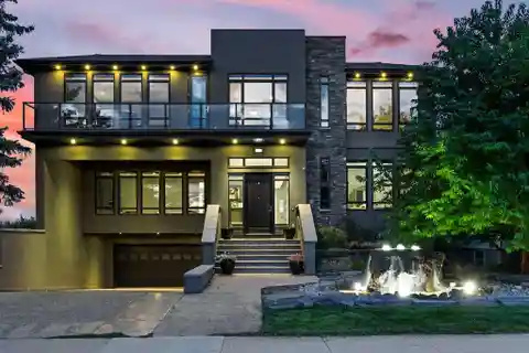Modern Elegance Meets Timeless Golf Course Living
