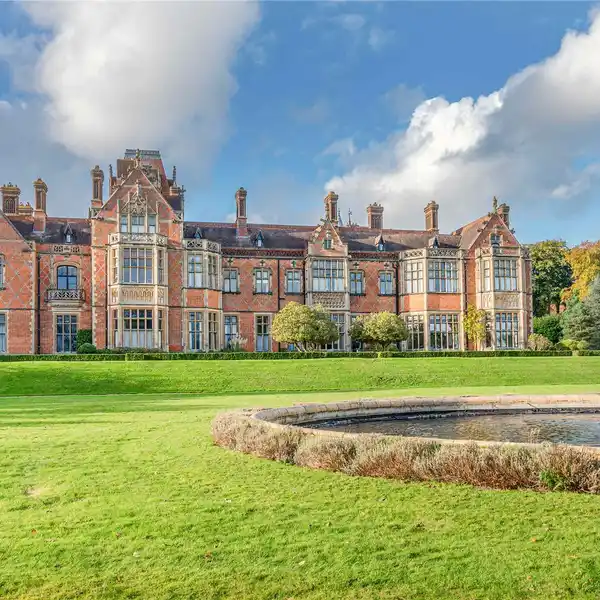 EXCEPTIONAL APARTMENT IN A GOTHIC MANSION