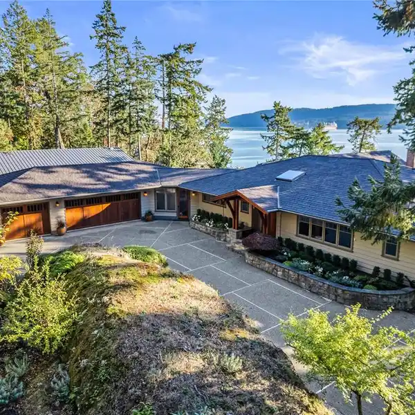 THE PINNACLE OF ISLAND WATERFRONT LIVING