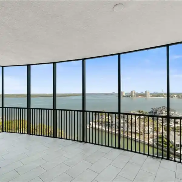 BAYSIDE END-UNIT IN A NEW TOWER