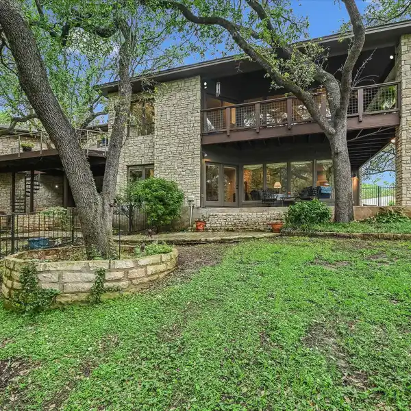 UNIQUELY CONTEMPORARY STYLE HOME IN WEST RIM
