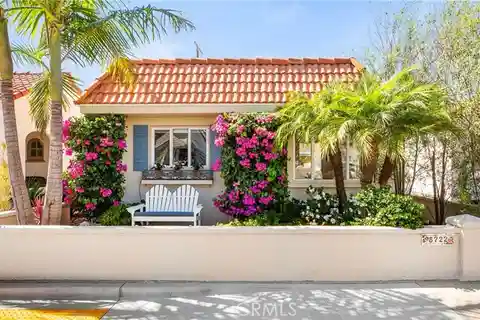 Remodeled Beach Cottage with Courtyard Elegance