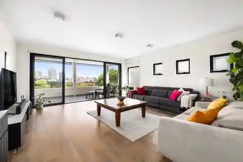 Elegant Full-floor Apartment