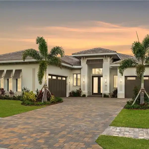 REFINED COASTAL MODERN RESIDENCE