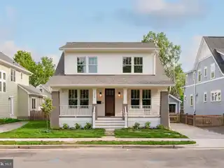 Craftsman-style Home with Timeless Elegance
