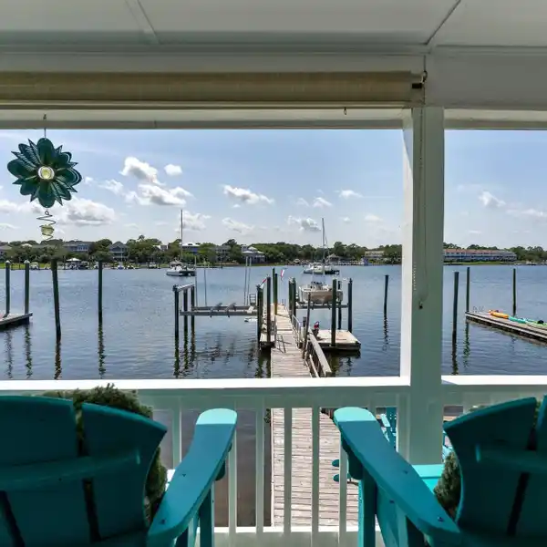 PEACEFUL VIEWS OVER THE WATERWAY