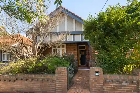 Single-Level Federation Home on a Desirable Street