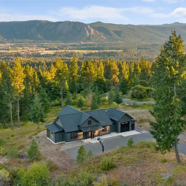 LUXURY AND NATURE ON 21-PLUS ACRES