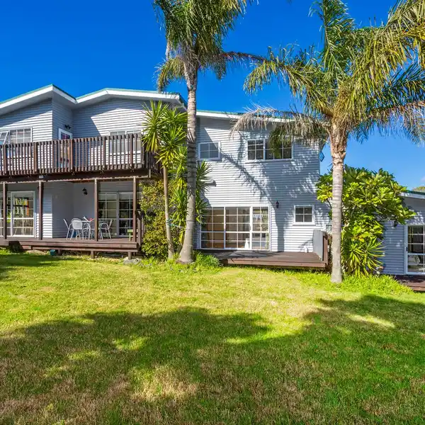 2.5-ACRE LIFESTYLE PROPERTY WITH ENDLESS POTENTIAL