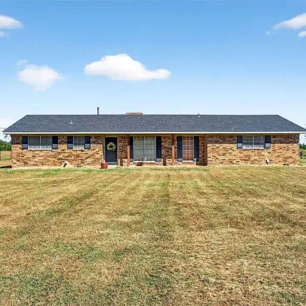 SPACIOUS TRACT IDEAL FOR DEVELOPMENT OR PRIVATE RESIDENCE