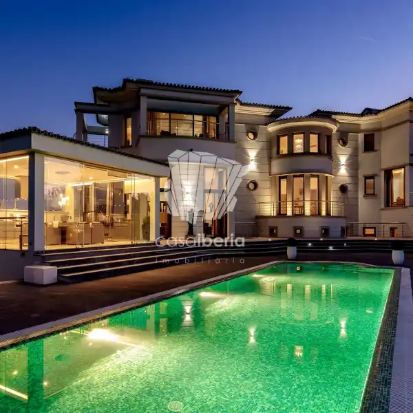 COMFORTABLE AND RELAXED ELEGANCE