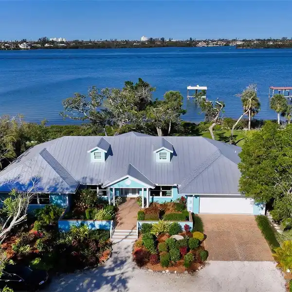 POSTCARD-LIKE SETTING IN A PROMINENT NEIGHBORHOOD