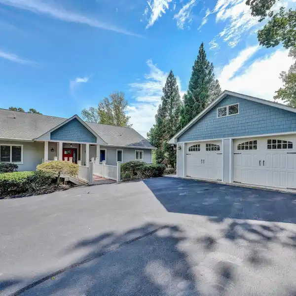 LAKEFRONT SERENITY WITH PANORAMIC MOUNTAIN VIEWS