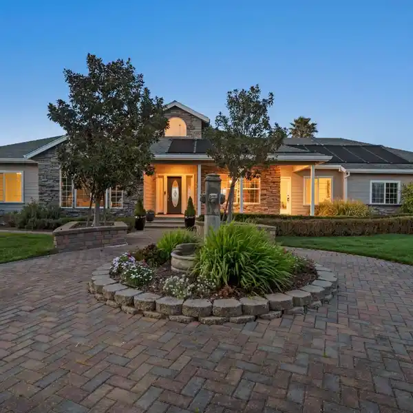SPECTACULAR SINGLE-LEVEL ESTATE