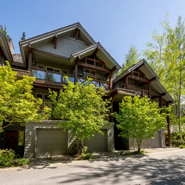 SKI-ACCESS AND SPACIOUS OPEN-PLAN LIVING