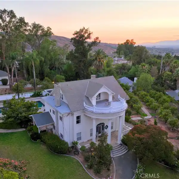 HISTORICAL BUILD IN COVETED SMILEY HEIGHTS