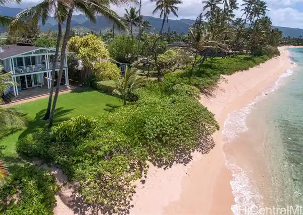 BEACHFRONT ESCAPE WITH SERENE COASTAL VIEWS