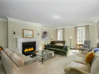 12-room Classic in Elegantly Renovated Condition